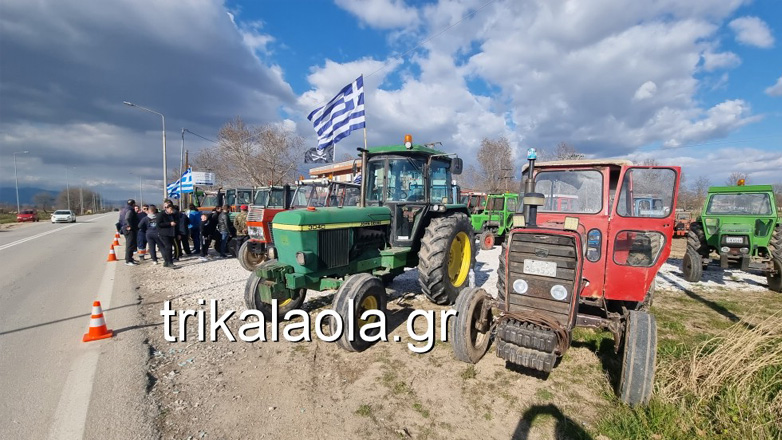 Μπλόκο αγροτών απέκλεισε συμβολικά με τρακτέρ την Ε.Ο. Τρικάλων-Καρδίτσας