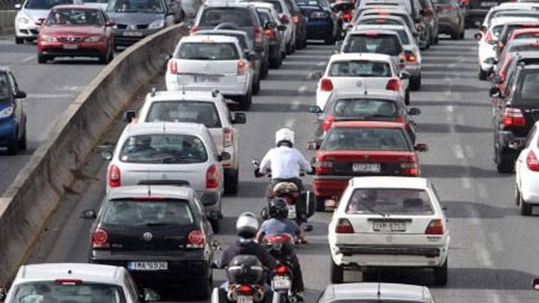 Φωτιά σε όχημα στην Αττική Οδό – Κλειστή η δεξιά λωρίδα