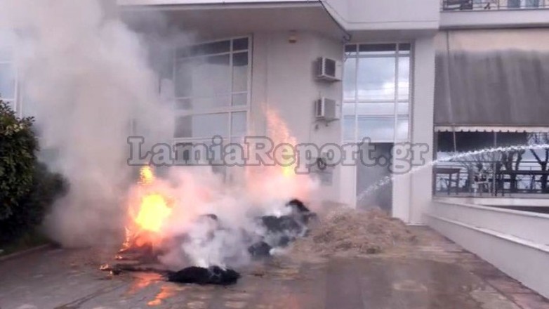 Λαμία: Αγρότες έβαλαν φωτιά έξω από τα γραφεία του ΟΠΕΚΕΠΕ