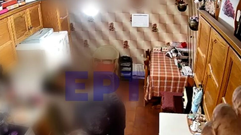 Bίντεο ντοκουμέντο από ληστεία σε σπίτι ηλικιωμένης: «Βάλε τα κοσμήματα σε χαρτοπετσέτα για να μην λιώσουν»