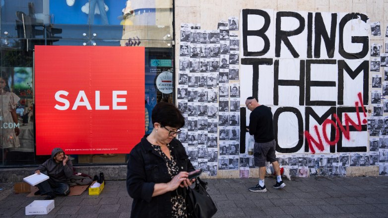 Ισραήλ: Αφίσες με ομήρους παντού, στρατιώτες στους δρόμους, πολίτες που οπλοφορούν