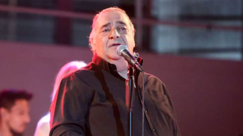 Βασίλης Καρράς: Οι συνεργάτες του τραγουδιστή που βρέθηκαν στο Κοκκινοχώρι για το 40ήμερο μνημόσυνό του