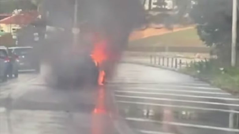 Mε προβλήματα η κυκλοφορία στην Εθνική Αθηνών – Κορίνθου στο Δαφνί λόγω φωτιάς σε αυτοκίνητο