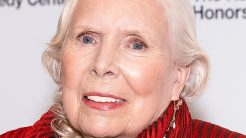 Η θρυλική τραγουδίστρια Τζόνι Μίτσελ στη σκηνή των βραβείων Grammy