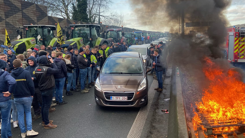 Υποχωρεί η Κομισιόν μπροστά στο ευρωπαϊκό αγροτικό κίνημα που «φουντώνει» – Αγρότες «πολιορκούν» το Παρίσι και τις Βρυξέλλες Υποχωρεί η Κομισιόν μπροστά στο ευρωπαϊκό αγροτικό κίνημα που «φουντώνει» – Αγρότες «πολιορκούν» το Παρίσι και τις Βρυξέλλες
