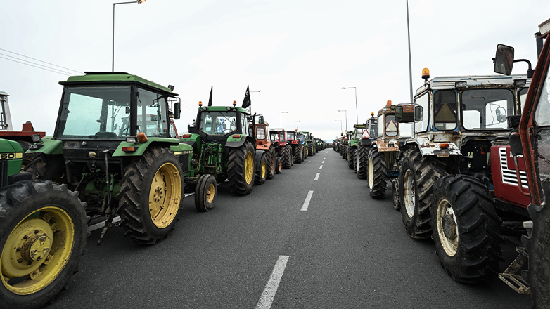 Οι αγρότες έκλεισαν για λίγες ώρες την εθνική οδό Αθηνών – Λαμίας στην Αταλάντη