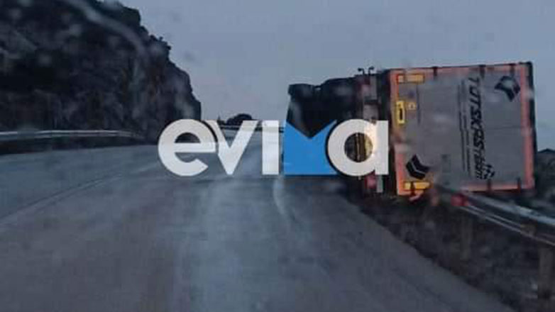 Εύβοια: Νταλίκα ντελαπάρισε από τον αέρα – Κρέμεται σε γκρεμό για ώρες