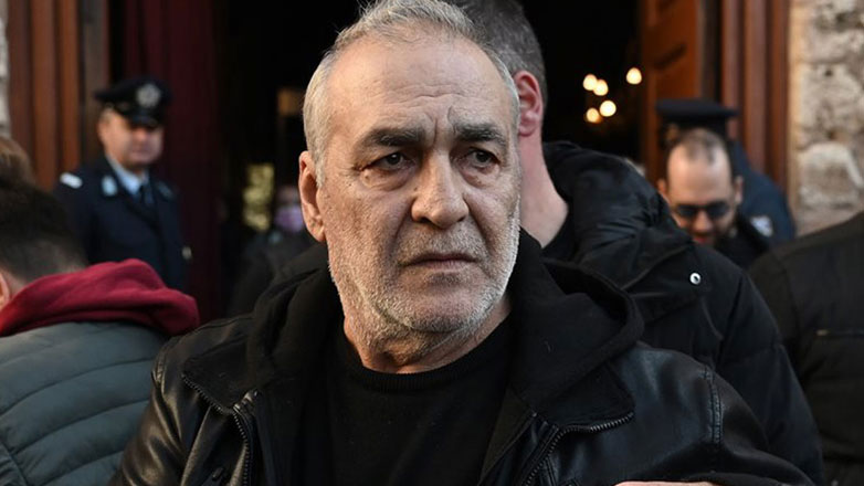 Βασίλης Καρράς: Συντετριμμένος ο αδελφός του μετά το 40ήμερο μνημόσυνο – «Είναι μία πληγή που δεν κλείνει»