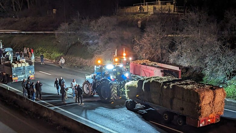 Ιταλία: Αγρότες έστησαν μπλόκο με τρακτέρ σε διόδια έξω από την Μπρέσια