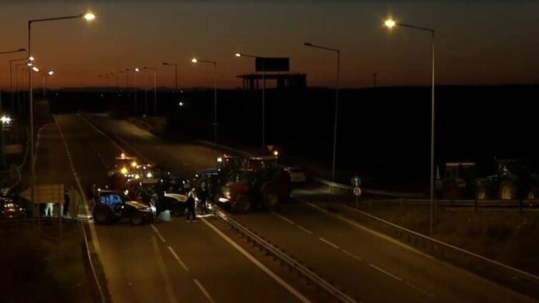 Αγρότες απέκλεισαν συμβολικά την Ε.Ο. Θεσσαλονίκης – Μουδανίων