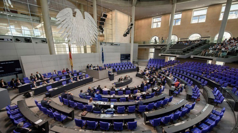 Γερμανία: «Μετωπική» Όλαφ Σολτς – Φρίντριχ Μερτς στη συζήτηση για τον προϋπολογισμό