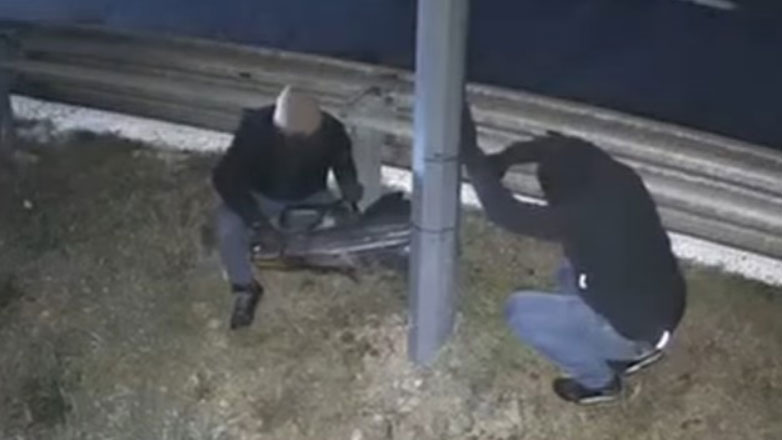 Kαταστρέφει τις κάμερες της τροχαίας – Άλλοι τον αποθεώνουν, άλλοι τον βρίζουν