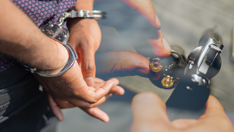 Χειροπέδες σε επικίνδυνο Αλβανό κακοποιό Χειροπέδες σε επικίνδυνο Αλβανό κακοποιό