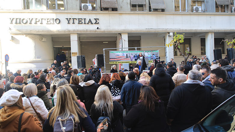 Ένταση με τον Άδωνι Γεωργιάδη έξω από το υπουργείο Υγείας