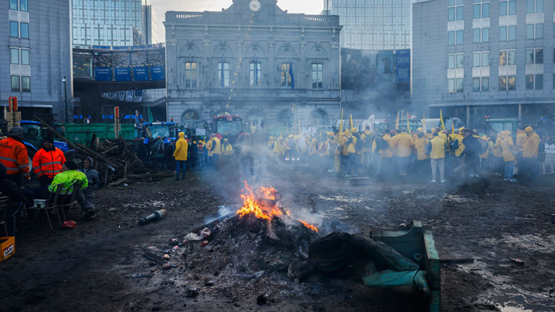 Οργισμένοι αγρότες πολιορκούν το Ευρωκοινοβούλιο