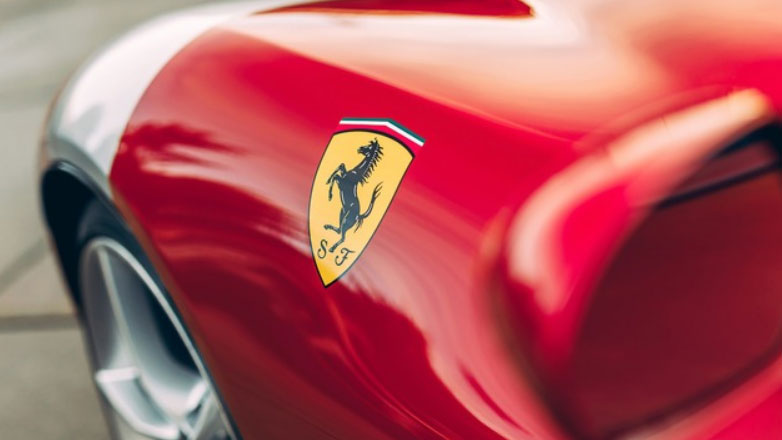 Ποιος διάσημος διαθέτει 180 αμάξια και 160 μηχανές αλλά καμία Ferrari;