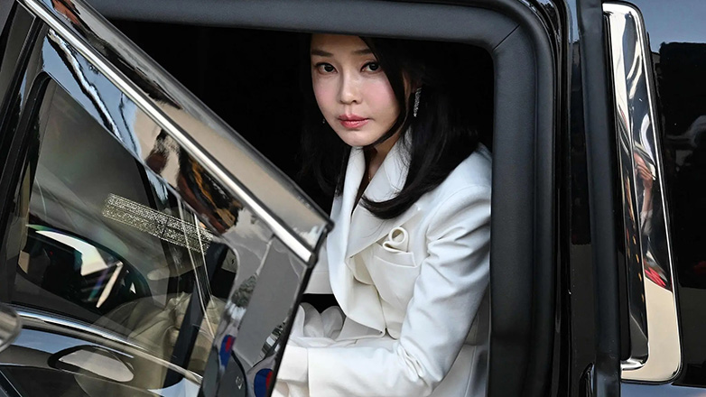 Η Πρώτη Κυρία και μια τσάντα Dior πυροδότησαν πολιτική κρίση στη Νότιο Κορέα