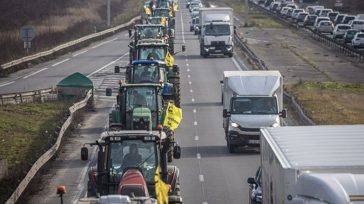 Ο θυμός των αγροτών δεν μειώνεται παρά τις παραχωρήσεις των Βρυξελλών