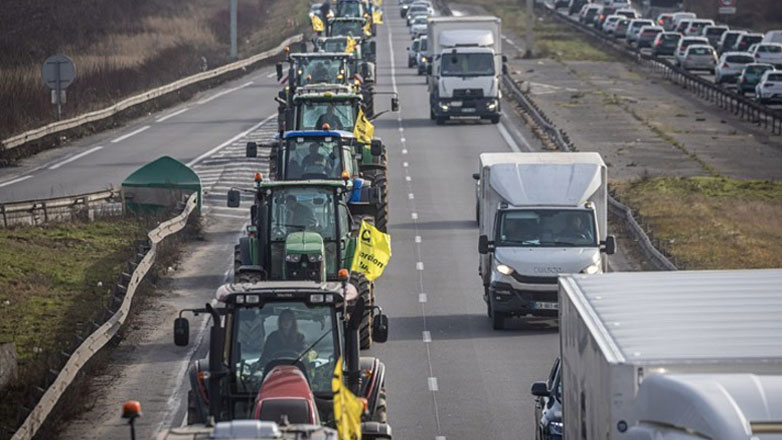 Ο θυμός των αγροτών δεν μειώνεται παρά τις παραχωρήσεις των Βρυξελλών