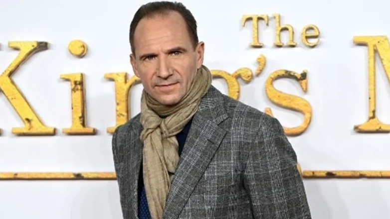 Ο Ρέιφ Φάινς πρωταγωνιστεί, σκηνοθετεί και γράφει το σενάριο της νέας ταινίας «The Beacon»