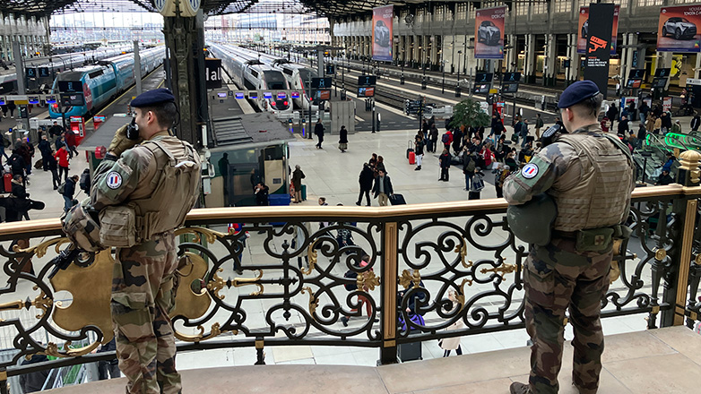 Η επίθεση με μαχαίρι στο Παρίσι δεν θεωρείται τρομοκρατική ενέργεια