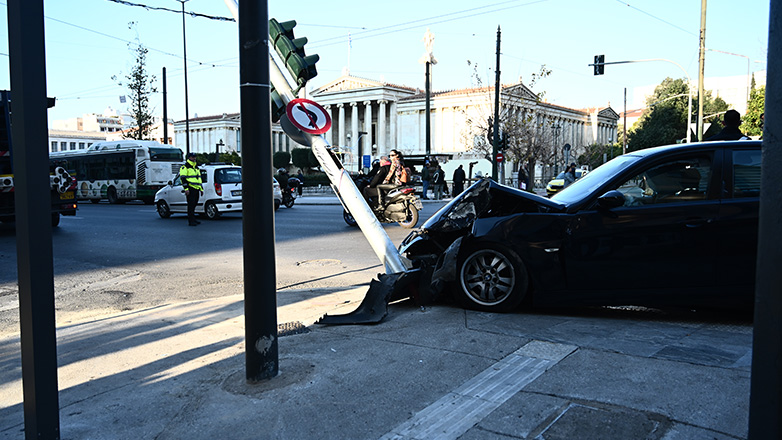 Τροχαίο στο κέντρο της Αθήνας: Αυτοκίνητο έπεσε πάνω σε φανάρι στην Πανεπιστημίου