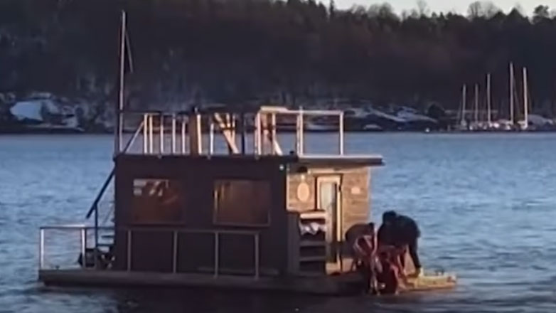 Νορβηγία: Πλωτή σάουνα έσωσε επιβάτες ενός Tesla που… βυθιζόταν σε παγωμένα νερά (Βίντεο)