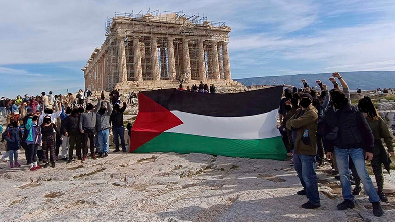 Μέλη του Ρουβίκωνα ύψωσαν σημαία της Παλαιστίνης στην Ακρόπολη και στο Μνημείο του Αγνώστου Στρατιώτη