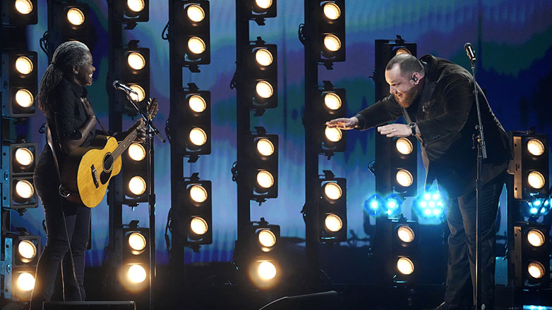 Μάγεψε η Τρέισι Τσάπμαν στην τελετή των βραβείων Grammy