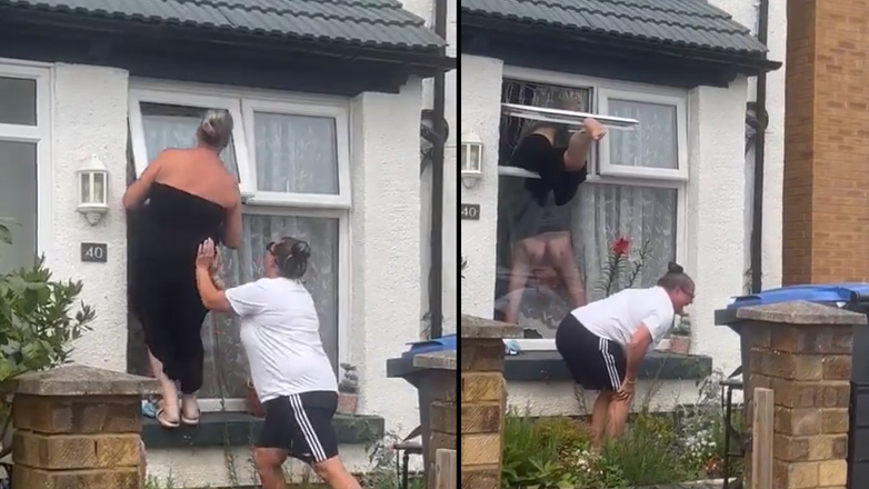 Μια γυναίκα μπαίνει στο σπίτι της από το παράθυρο