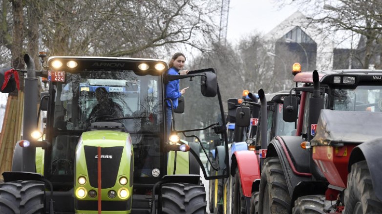 Αγρότες απέκλεισαν τα σύνορα Ολλανδίας-Βελγίου κοντά στο Μάαστριχτ