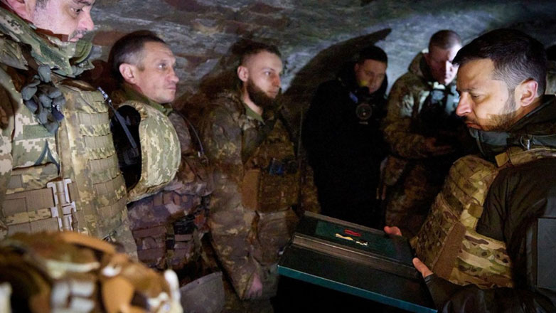 Ο Ζελένσκι επισκέφθηκε την πρώτη γραμμή του μετώπου εν μέσω εικασιών για απομάκρυνση του διοικητή των ενόπλων δυνάμεων