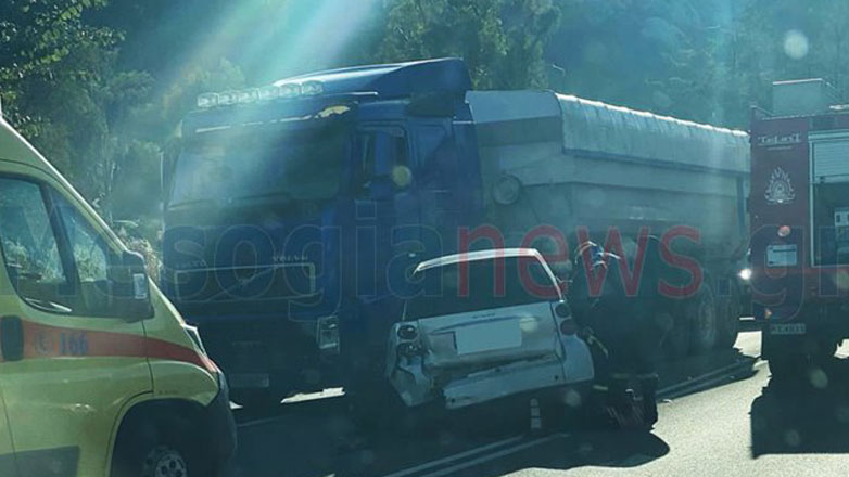 Καραμπόλα τριών οχημάτων στο Κορωπί – Οδηγός εκσφενδονίστηκε από το παρμπρίζ