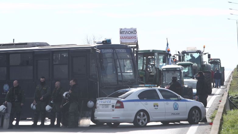 Θεσσαλονίκη: Μπλόκο της ΕΛ.ΑΣ. στην πορεία των αγροτών – Μέσα από τα χωράφια επιχειρούν να περάσουν τα τρακτέρ