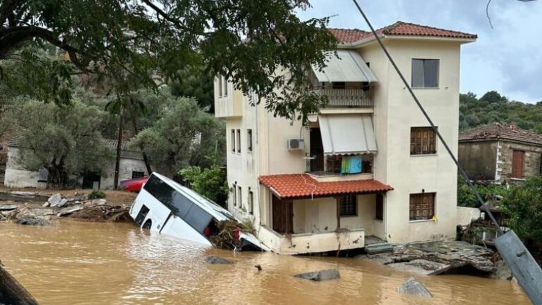 Κακοκαιρία Daniel: Απομακρύνθηκε μετά από 5 μήνες το λεωφορείο που στήριζε πολυκατοικία στο Πήλιο