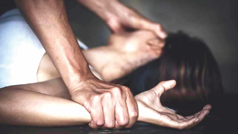 Ιταλία: Βίασαν ομαδικά 13χρονη σε δημόσια τουαλέτα μπροστά στον φίλο της