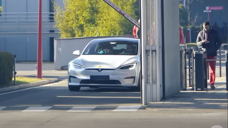 Τι δουλειά έχει ένα Tesla Model S Plaid στα κεντρικά της Ferrari;