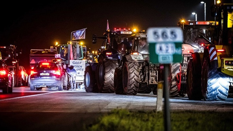 Ολλανδία: Εκατοντάδες αγρότες έκλεισαν δρόμους και άναψαν φωτιές