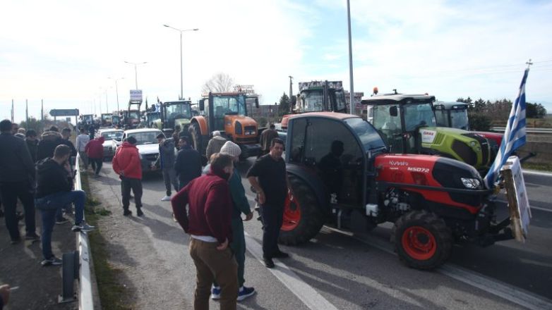 Σε συμβολικό αποκλεισμό της εθνικής οδού Θεσσαλονίκης-Νέων Μουδανίων προχώρησαν οι αγρότες