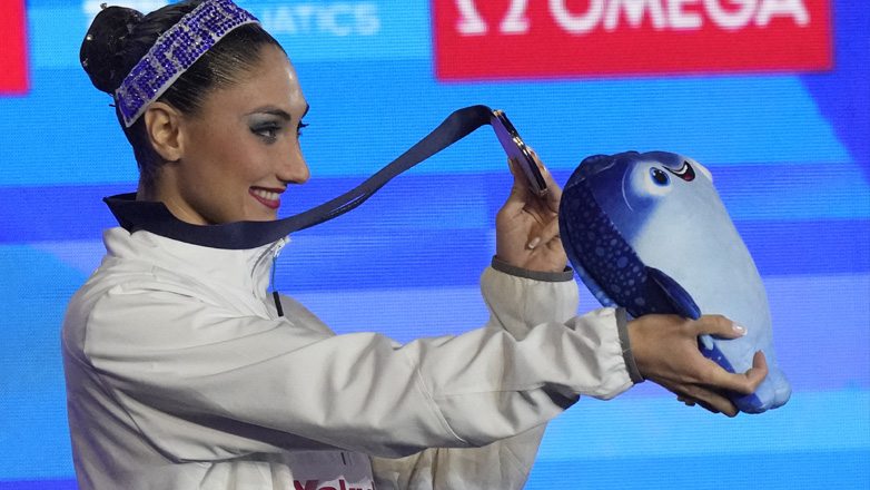 Η απονομή του ασημένιου μεταλλίου στην Ευαγγελία Πλατανιώτη