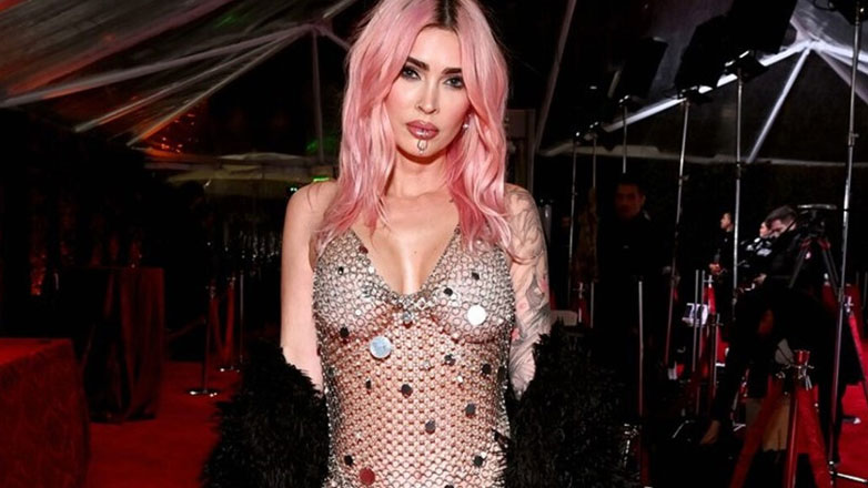 Megan Fox: Εμφανίστηκε topless στα φετινά βραβεία Grammy