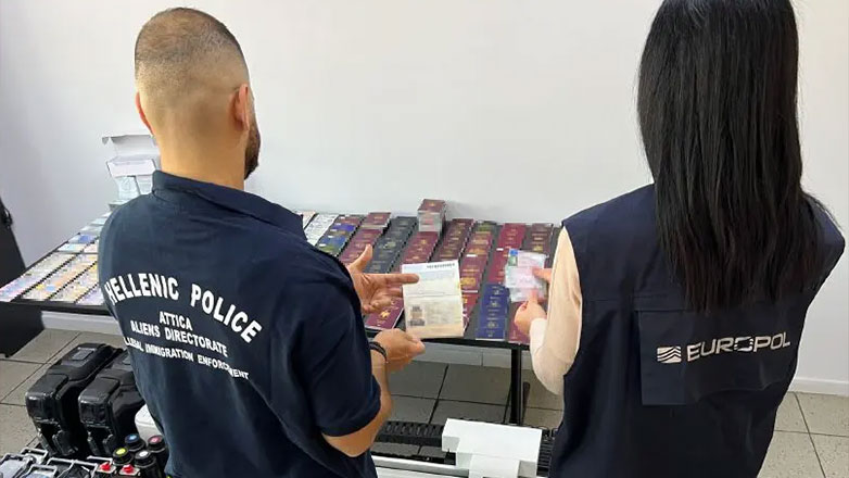 Επιχείρηση «ILLUMINATI»: Εξαρθρώθηκε κύκλωμα πλαστογραφίας και διακίνησης μεταναστών