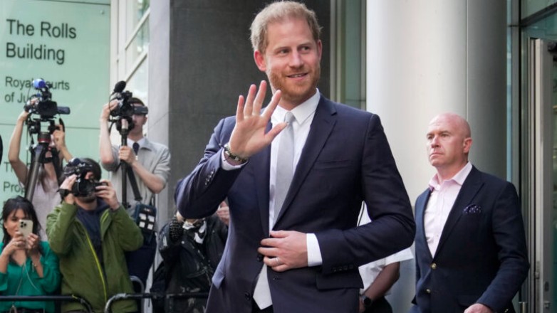 Βρετανικά ΜΜΕ: Η επίσκεψη του Χάρι ξαναγεννά την ελπίδα για μια βασιλική συμφιλίωση