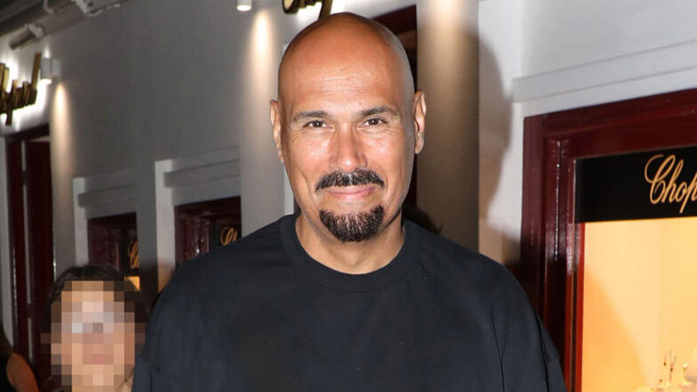 Ο Δημήτρης Σκουλός εξομολογείται: «Με έδερναν στις σκάλες του σχολείου επειδή ήμουν μαυριδερός»