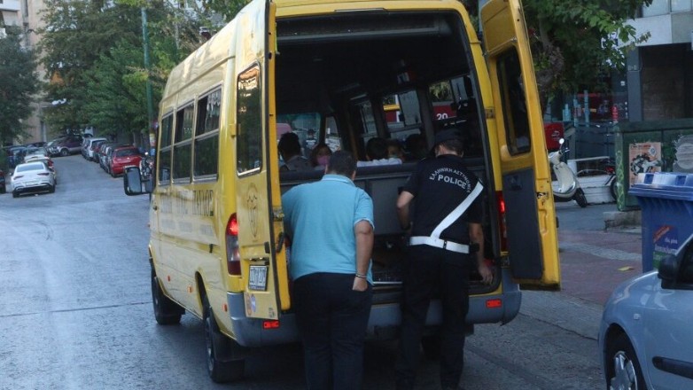 Πειραιάς: Σύγκρουση σχολικού λεωφορείου με ΙΧ αυτοκίνητο