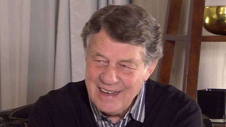 Ο Ότο Ρεχάγκελ συγκίνησε, τραγουδώντας τον Εθνικό Ύμνο σε άπταιστα ελληνικά!