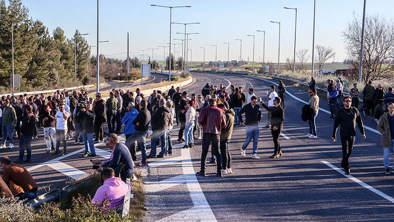 Οι αγρότες έκλεισαν την εθνική οδό στο 210ο χλμ πριν τη Λαμία