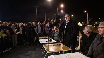 Κουτσούμπας στο μπλόκο των αγροτών στον Πλατύκαμπο Λάρισας: «Η κυβέρνηση εμφανίζεται στριμωγμένη, γιατί εσείς την έχετε στριμώξει»