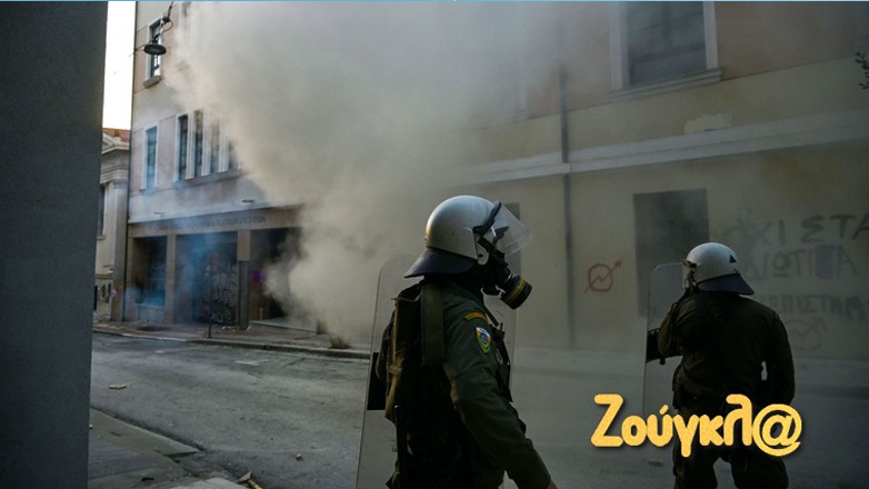 Επεισόδια στη Σόλωνος: Αστυνομικός τραυματίστηκε στα χέρια