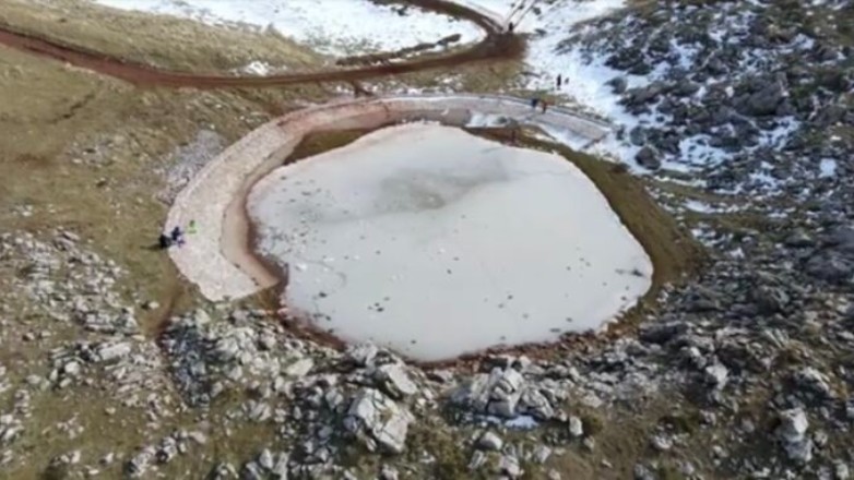 Θαυμάστε παγωμένη την αλπική δρακόλιμνη Βελουχίου